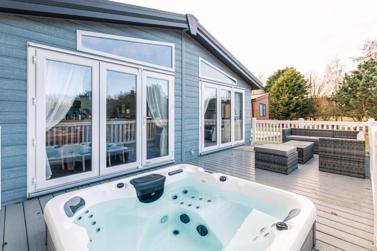 Sutton Lodge With Hot Tub ยอร์ค ภายนอก รูปภาพ