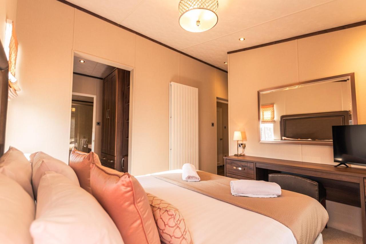 Sutton Lodge With Hot Tub ยอร์ค ภายนอก รูปภาพ