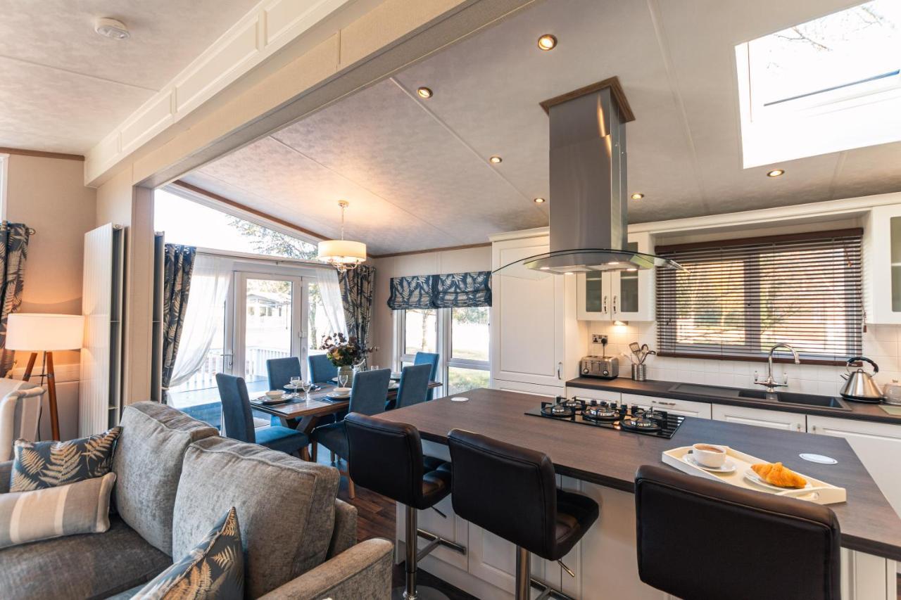 Sutton Lodge With Hot Tub ยอร์ค ภายนอก รูปภาพ